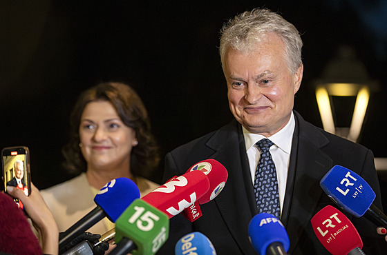 Litevský prezidentský kandidát Gitanas Nauseda slaví vítzství v prvním kole...