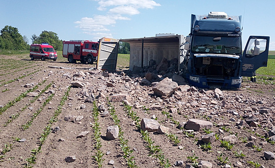 Nákladní vozidlo s kamením sjelo v Milovicích u Hoic ze silnice a na poli se...