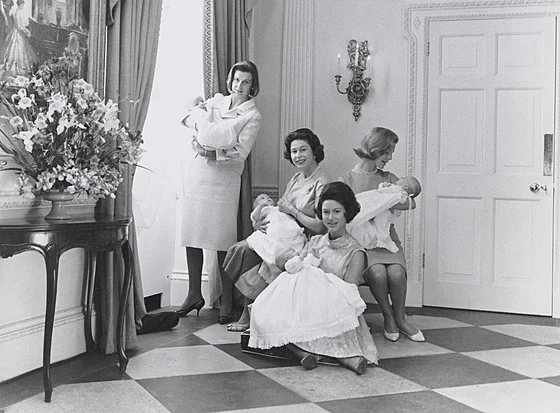 Dosud nevidná fotografie z roku 1964, která zachycuje tyi královské matky se...