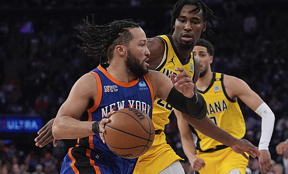 Jalen Brunson (vlevo) z New Yorku se sna�í prosadit p�es Aarona Nesmithe z...