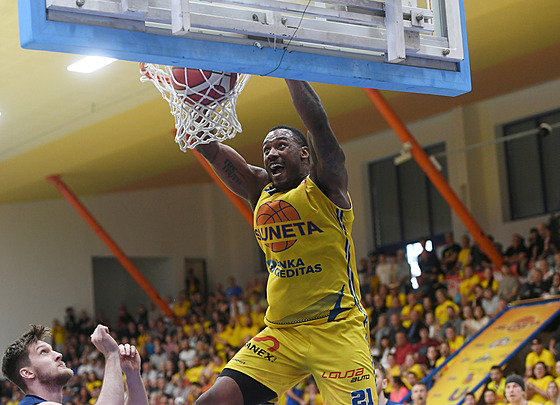Ústecký basketbalista Delvon Johnson sme�uje do d��ínského ko�e.