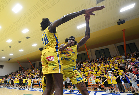 Díntí basketbalisté Kris Martin a Lamb Autrey  slaví postup do finále.