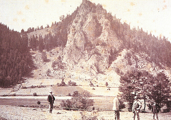Historický snímek emnické skály z období kolem roku 1870 od neznámého autora.
