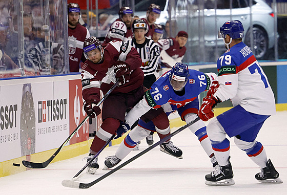 Loty�ský obránce Markuss Komuls nahazuje puk v utkání se Slovenskem.