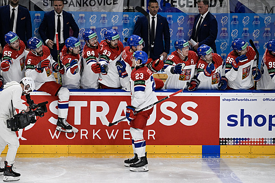 �eská st�ída�ka gratuluje Luká�i Sedlákovi (23) ke gólu v utkání s Británií.