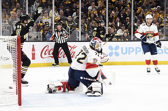 James van Riemsdyk (21) se raduje z bostonského gólu v souboji s Floridou,...