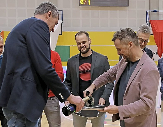 Libor punda (vpravo) coby generální manaer basketbalového Olomoucka na snímku...