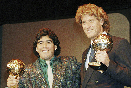Argentinský útoník Diego Maradona (vlevo) nmecký gólman Harald Schumacher a...