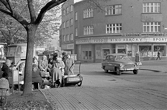 Trh pod katany v roce 1964. Na Soudní ulici se zaíná vytváet fronta, traktor...