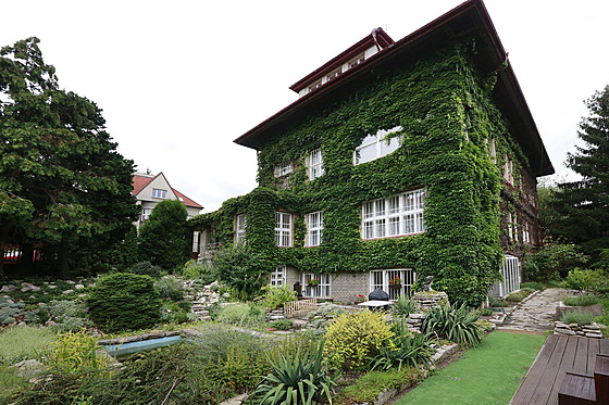 Z venku vilu obklopuje rozlehlá zahrada. O tu se brat�i starali spole�n�.