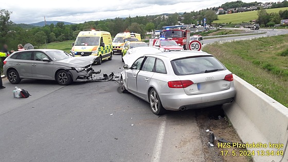 Při nehodÄ dvou osobn­ch aut v Klatovech se zranily Ätyři ženy, jedna tÄžce