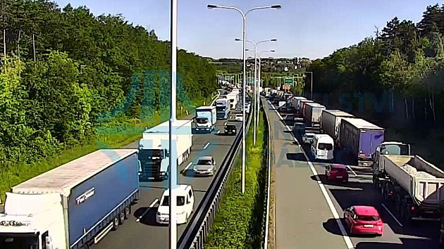 Dopravu na Pražském okruhu u Černého Mostu komplikuje nehoda dvou náklaďáků