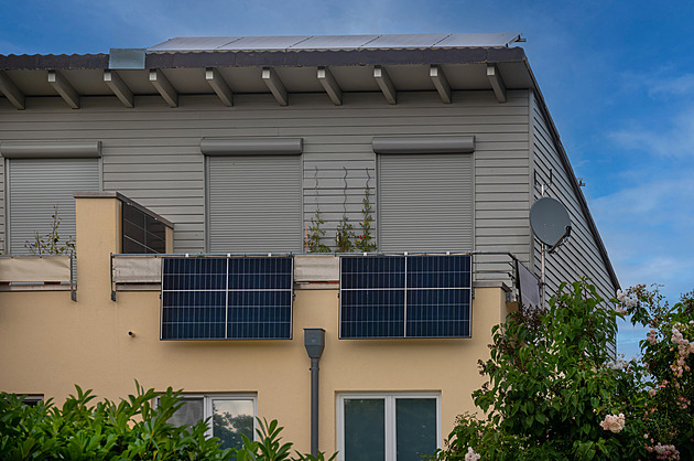Trable balkonových solárů v Česku. U zapojení na černo se energie navíc zaúčtuje