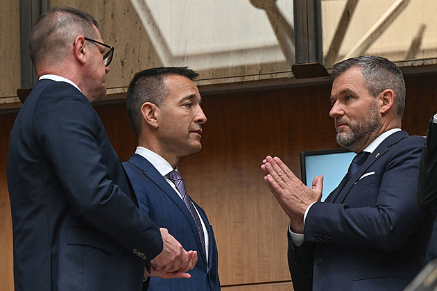 Atentát na Fica způsobil velký šok. Jsou patrné různé snahy obviňovat druhou stranu, říká politolog Lenč