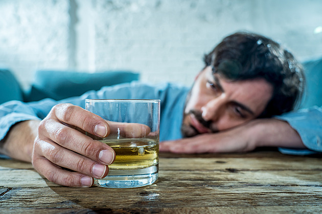 Milion Čechů pije denně alkohol, adiktologové žádají více peněz od státu