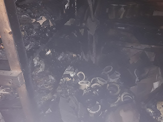 Dv zranné eny zstaly po explozi v rodinném domku v obci Jezernice na...