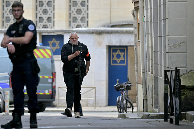 Muž ve Francii se pokusil podpálit synagogu, policisté ho zastřelili