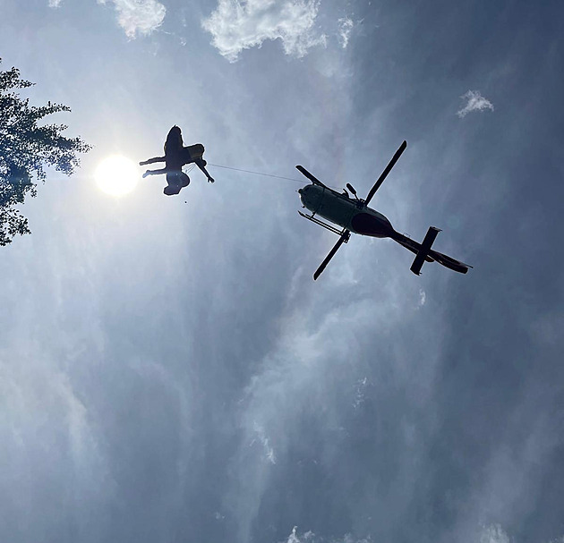 Sedmatřicetiletý muž se zranil v lesích na Bruntálsku, zachránil ho vrtulník