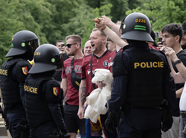 Napadení a hajlování. Policisté v rámci derby pražských S zadrželi šest lidí