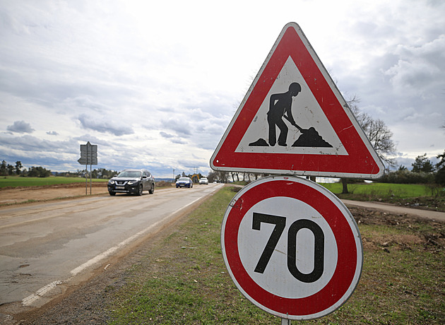 Rozbitá silnice u Rudíkova bude bezpečnější, zmizí i dva „skokanské můstky“