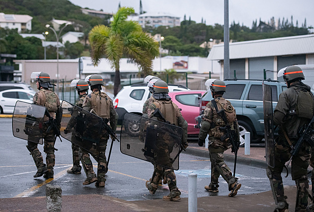 Nepokoje v Nové Kaledonii pokračují, Francie evakuuje turisty