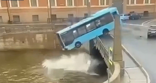 V Petrohradě autobus s dvacítkou lidí divoce kličkoval a pak se zřítil do řeky