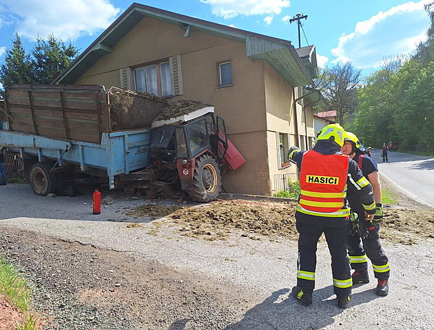 Traktorista nezvládl projet zatáčku, proboural se zdí rodinného domu
