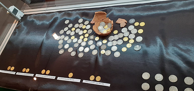Poklad pod hřištěm. V Opavě našli archeologové sto zlatých a stříbrných mincí