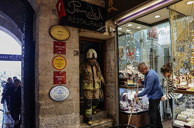 VIDEO: V Istanbulu vzplála Atatürkova oblíbená restaurace, oheň zasáhl i bazar