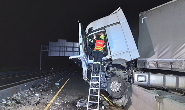 Nehoda kamionu na osm hodin zastavila provoz na D35 u Olomouce