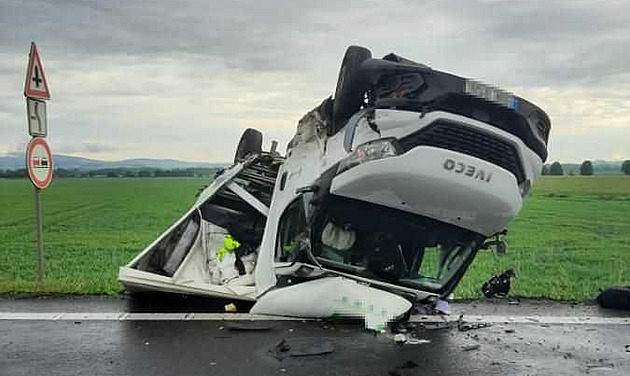Řidičku překvapila mokrá silnice, dodávka skončila po nehodě na střeše
