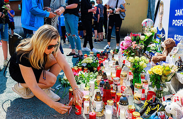 Dvanáctiletý hoch zemřel po pádu branky, před soud půjde správce hřiště