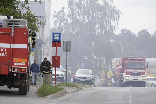 V Kladně hořel sklad olejů a autodílů, škoda se odhaduje na desítky milionů
