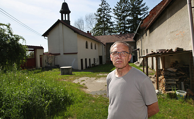 Lumír Kuchaík na nádvoí bývalého klátera v Blahutovicích na Novojiínsku