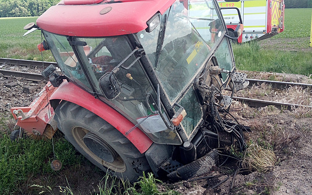 Traktor je po střetu s vlakem na dva kusy, řidič zničeného stroje se zranil
