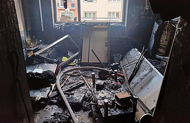 Muž utekl z hořícího bytu na balkon, hasiči ho dostali dolů po žebříku