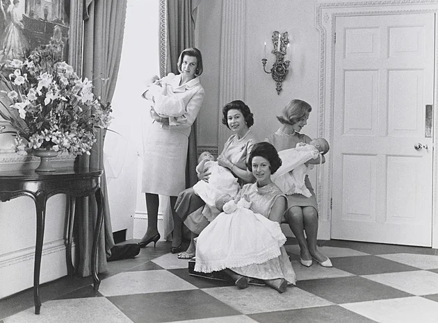 Matky s novorozenci i další poklady. Snímky odhalují soukromí monarchie