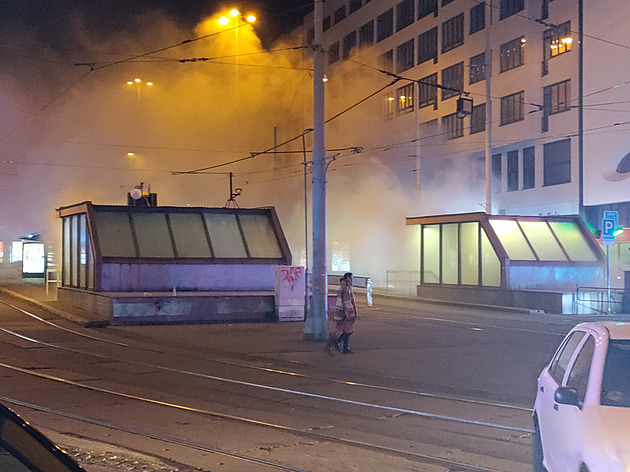 V podchodu pod Hlavním nádražím v Brně hořely tři stánky. Čtyři lidé se zranili