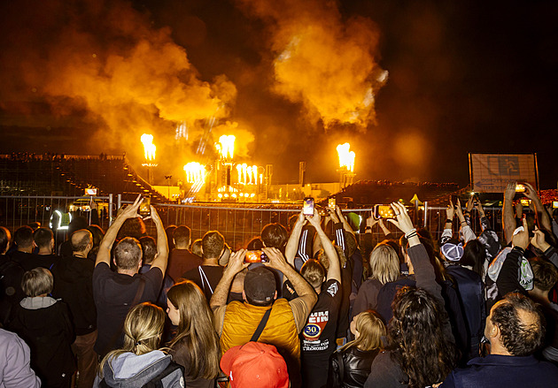 OBRAZEM: Rammstein z řepkového pole. Stovky lidí sledovaly show za plotem