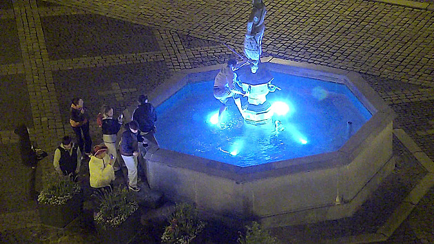 Mladí se v noci koupali v chebské kašně, poškodili při tom sochu rytíře