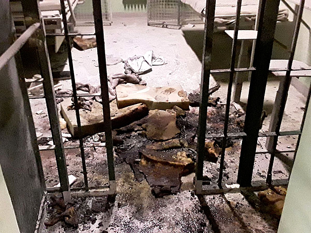 V cele slavkovské věznice hořelo, odsouzenci a dozorci se nadýchali kouře