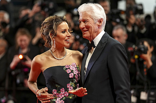 Jako dvě hrdličky. Richard Gere září v Cannes po boku o 33 let mladší Španělky