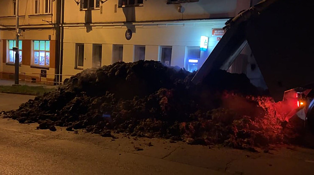 Dárek pro starostu Řeporyjí. Před úřad mu aktivisté vysypali kupu hnoje