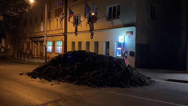 Dárek pro starostu Řeporyjí. Před úřad mu aktivisté vysypali kupu hnoje