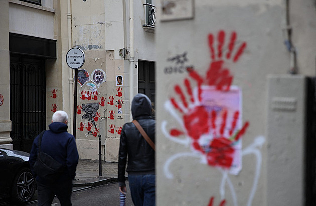 Vandalové poničili památník holocaustu v Paříži červenými otisky rukou