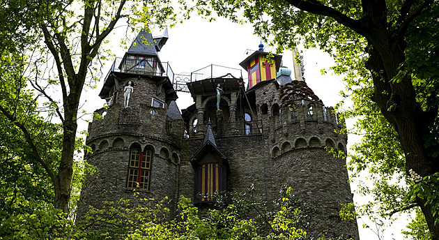 Nizozemec si na zahradě postavil hrad, jeho interiér láká turisty z celého světa