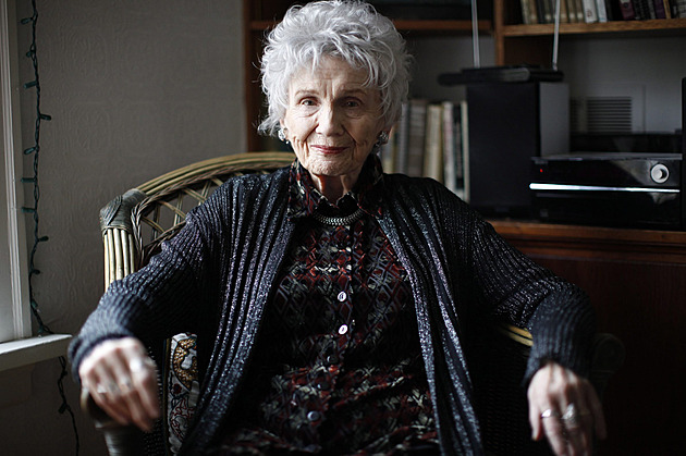 Zemřela spisovatelka Alice Munroová, nositelce Nobelovy ceny bylo 92 let