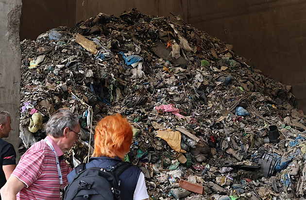 Do zásobníku spalovny se vejde 2 tisíce tun odpadu, převládají v něm plasty