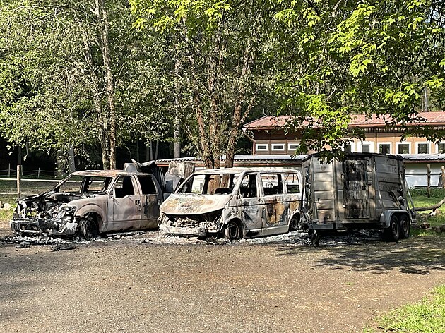 Advokátovi Karlu Jelínkovi nkdo zapálil dv auta a pívs na kon. Podle...