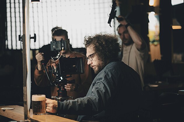 Brno'lu rapçi, şarap mahzeninde soğutulmuş birayı tercih ettiğimi söylüyor